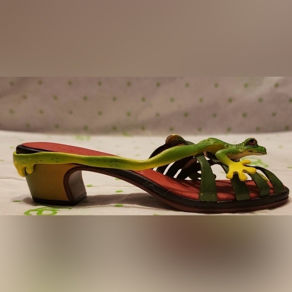 Source Unknown Other - Ribeting Red Eyed Frog Sandle 2000 Just the Right Shoe T26
